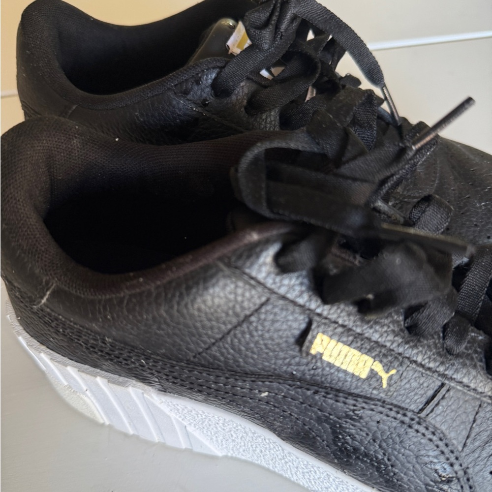 Puma  Smash Platform v3 Sleek PUMA Black-Gold Sneakers with White Accents